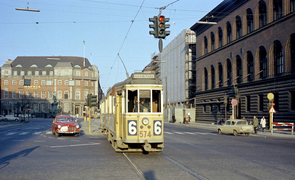 København / Kopenhagen Københavns Sporveje SL 6 (Tw 574 + Bw 15xx) København K, Stadtzentrum, Holmens Kanal / Bremerholm / Havnegade am 17. März 1969. - Rechts im Bild befand sich Danmarks Nationalbank noch in einem schönen Palais, das 1866 - 1870 von J.D. Herholdt im florentinischen Renaissancestil errichtet worden war. - 1978 zog die Nationalbank in ein neues Gebäude aus Beton, Stahl und Glas, das vom Architekten Arne Jacobsen entworfen worden war, und das in den Jahren 1965 bis 1978 im Bau war - dieses Gebäude ist auch auf dem Bild zu sehen. - Links im Hintergrund hatte die Versicherungsgesellschaft  Hafnia Forsikring  ihren Hauptsitz. - Scan eines Farbnegativs. Film: Kodak Kodacolor X.