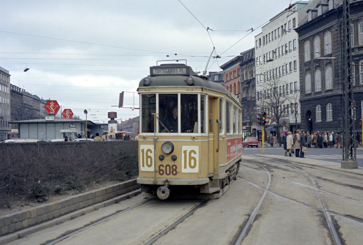 København / Kopenhagen Københavns Sporveje SL 16 (Tw 608) København K, Stadtzentrum, Nørre Voldgade / Nørregade am 18. März 1969. - Links im Hintergrund sieht man das damalige Bahnhofsgebäude der Nørreport Station; die Züge hielten - und halten noch -  unterirdisch  im Bahnhof, das heißt, eigentlich befindet sich die Bahnlinie København H (: Hauptbahnhof) - Vesterport Station - Nørreport Station - Østerport Station in einem Graben, der erst ausgehoben und danach teilweise zugedeckt wurde. - Scan eines Farbnegativs. Film: Kodak Kodacolor X. 