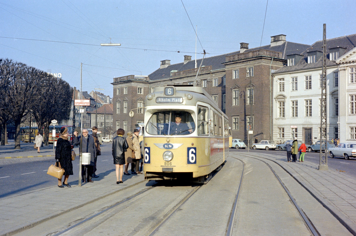 København / Kopenhagen Københavns Sporveje SL 6 (DÜWAG-GT6 806) København K, Stadtzentrum, Kongens Nytorv. - Das Gebäude hinter der Straßenbahn ist das Schloss Charlottenborg, ein Gebäude im niederländischen barocken Baustil aus den Jahren 1672 bis 1677. U.a. befindet sich Die Königliche Dänische Kunstakademie in diesem Schloss. - Rechts sieht man einen Teil von  Harsdorffs Hus ; der klassizistische Architekt C.F. Harsdorff ließ sein Palais auf einem Baugrund errichten, den ihm der König 1779 schenkte. Aus Raumgründen musste der geniale Architekt unkonventionell arbeiten, um genügend Raum für das zu errichtende Palais zu schaffen. - Scan eines Farbnegativs. Film: Kodak Kodacolor X.