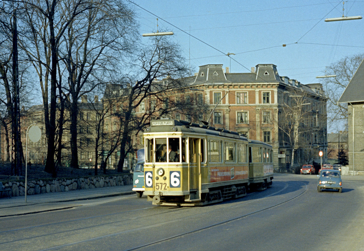 København / Kopenhagen Københavns Sporveje SL 6 /Tw 572 + Bw 15xx) Valby, Valby Langgade am 26. März 1969. - Der Zug hat eben (: in der Kurve) die Frederiksberger Kommune verlassen und fährt wieder in der Kopenhagener Kommune. Der Park links,  Søndermarken , und die Wohnblocks im Hintergrund gehören zur Frederiksberger Kommune. - Scan eines Farbnegativs. Film: Kodak Kodacolor X.
