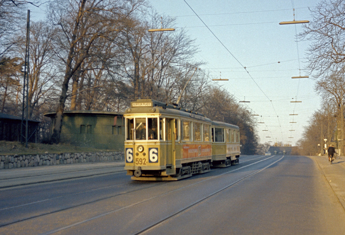 København / Kopenhagen Københavns Sporveje SL 6 (Tw 592 + Bw 15xx) Valby, Valby Langgade am 26. März 1969. - Am Anfang der Straße Valby Langgade fuhr die Straßenbahn am in der Frederiksberger Kommune gelegenen waldähnlichen Park  Søndermarken  entlang. Dieser Park wurde 1731 - 1740 für die königliche Familie angelegt; 1852 wurde  Søndermarken  öffentlicher Park. - Scan eines Farbnegativs. Film: Kodak Kodacolor X.
