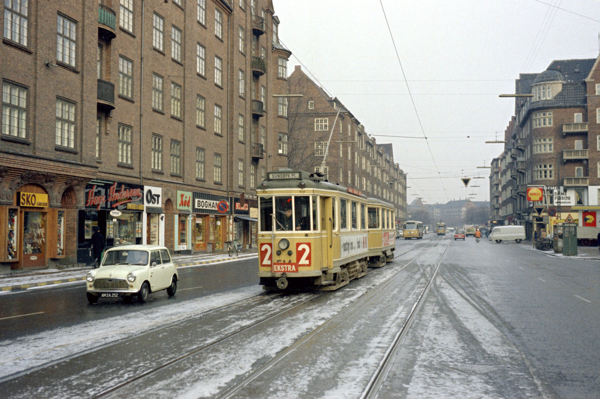 København / Kopenhagen Københavns Sporveje SL 2 (E-Zug; Tw 514 + Bw 15xx) København S, Amagerbro, Amagerbrogade / Uplandsgade am 27. März 1969. - In allen  Hauptstraßen , wie z.B. Amagerbrogade, gab es damals eine Menge kleiner Spezialläden; links sieht man Läden, die Schuhe, Kaffee und The, Käse (dä: ost), Fleisch (dä: kød) und Bücher verkaufen. - Scan eines Farbnegativs. Film: Kodak Kodacolor X.