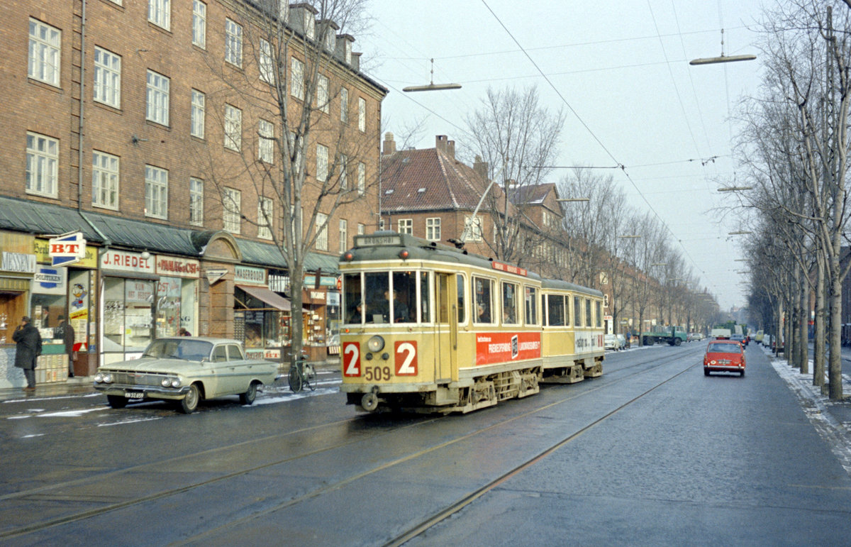 København / Kopenhagen Københavns Sporveje SL 2 (Tw 509 + Bw 15xx) København S, Sundbyvester, Amagerbrogade am 27. März 1969. - Nur noch wenige Meter, dann hat der Zug die Endstation am Sundbyvester Plads erreicht. - Scan eines Farbnegativs. Film: Kodak Kodacolor X.