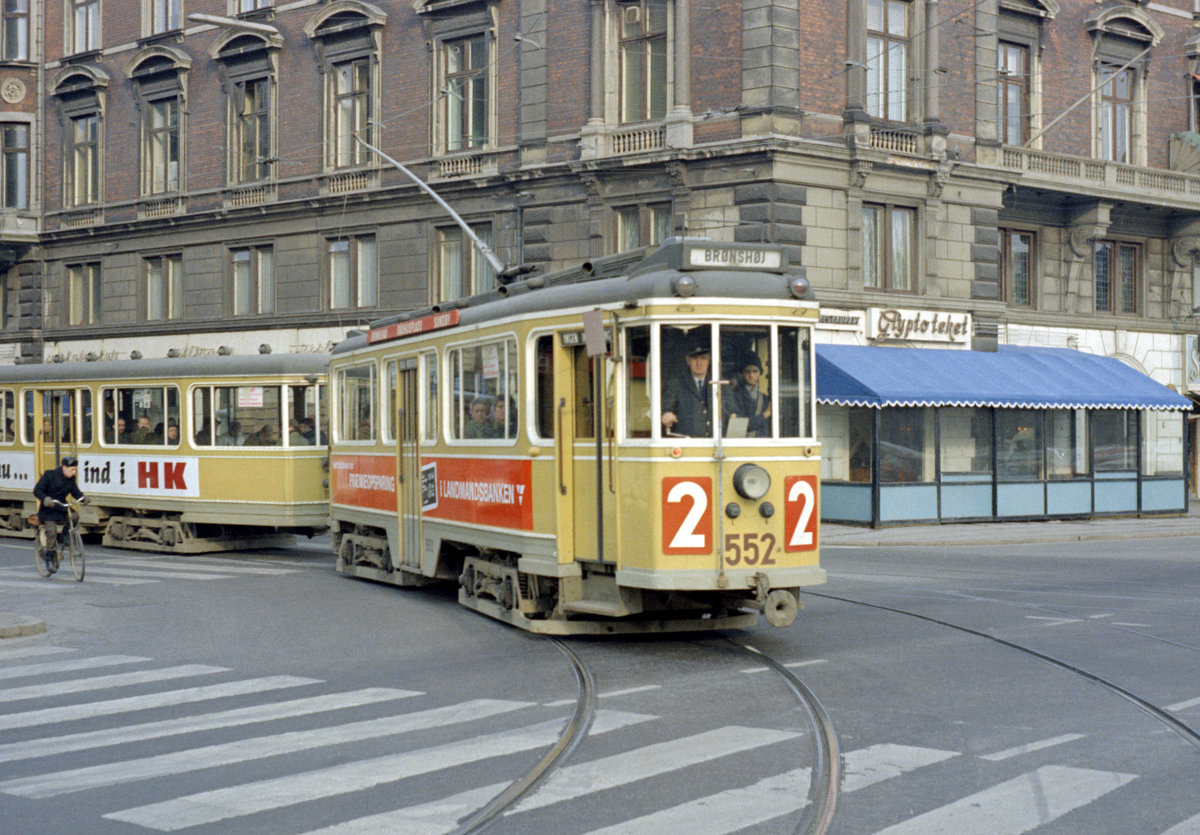 København / Kopenhagen Københavns Sporveje SL 2 (Tw 552 + Bw 15xx) København V, Stormgade / H. C. Andersens Boulevard am 27. März 1969. - Hinter dem Fotografen befand / befindet sich der bekannte Kopenhagener Vergnügungspark  Tivoli . - Scan eines Farbnegativs. Film: Kodak Kodacolor X.
