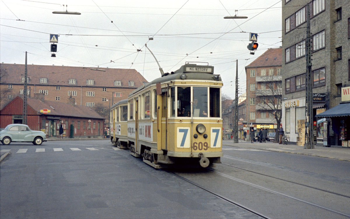 København / Kopenhagen Københavns Sporveje SL 7 (Tw 609 + Bw 15xx) Brønshøj, Frederikssundsvej / Krabbesholmvej / Brønshøj Torv am 1. April 1969. - Scan eines Farbnegativs. Film: Kodak Kodacolor X. 