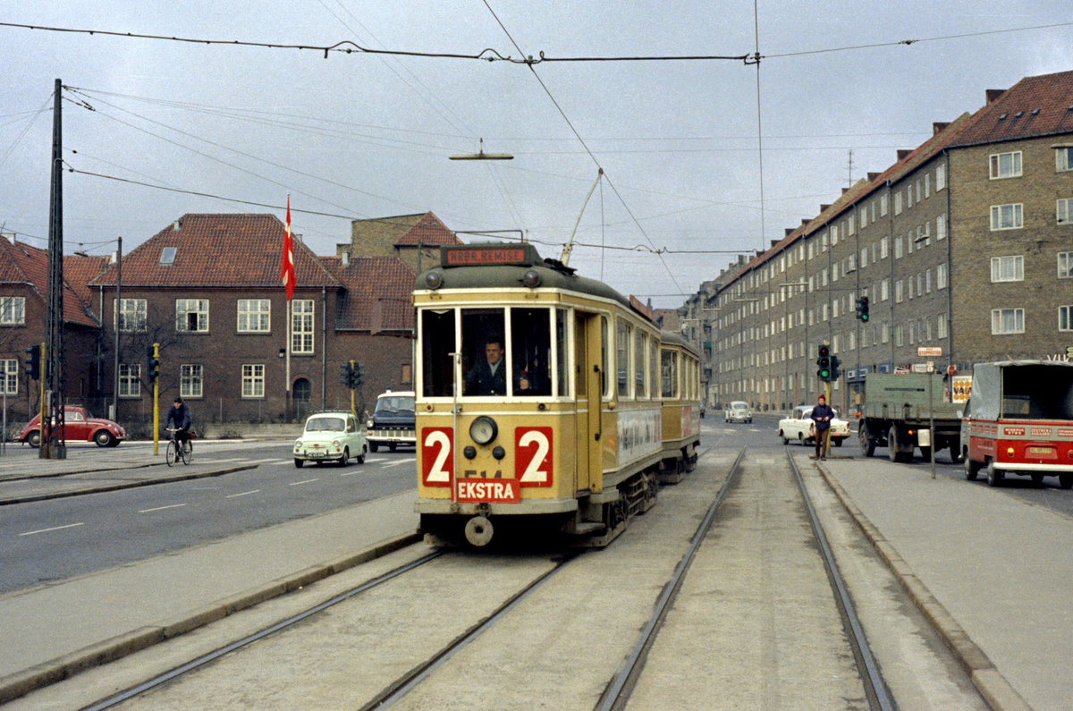 København / Kopenhagen Københavns Sporveje SL 2 (Tw 514 + Bw 15xx) København NV, Frederikssundsvej / Hulgårdsvej / Tomsgårdsvej am 1. April 1969. - Der Zug hatte seine Aufgabe als E-Wagen auf der SL 2 abgeschlossen und war auf dem Weg zum Straßenbahnbetriebsbahnhof Nørrebro (man bemerke das rote Zielschild!). - Scan eines Farbnegativs. Film: Kodak Kodacolor X.