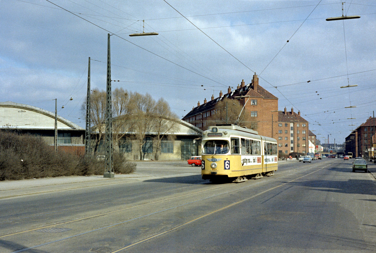 København / Kopenhagen Københavns Sporveje (KS) SL 6: Der DÜWAG-GT6 803 fährt am Karfreitag dem 4. April 1969 am Betriebshof Valby (in der Valby Langgade) vorbei. - Dieser Betriebshof war der modernste der Straßenbahnbetriebsbahnhöfe (1941 - 1943 errichtet) und wurde ursprünglich von vielen Straßenbahnlinien benutzt. Zur Zeit der Aufnahme hatten nur noch zwei Linien, 6 und 16, hier ihr  Zu Hause . Stattdessen wurden viele Dieselbusse der KS auf dem Gebiet abgestellt. - Scan eines Farbnegativs. Film: Kodak Kodacolor X.