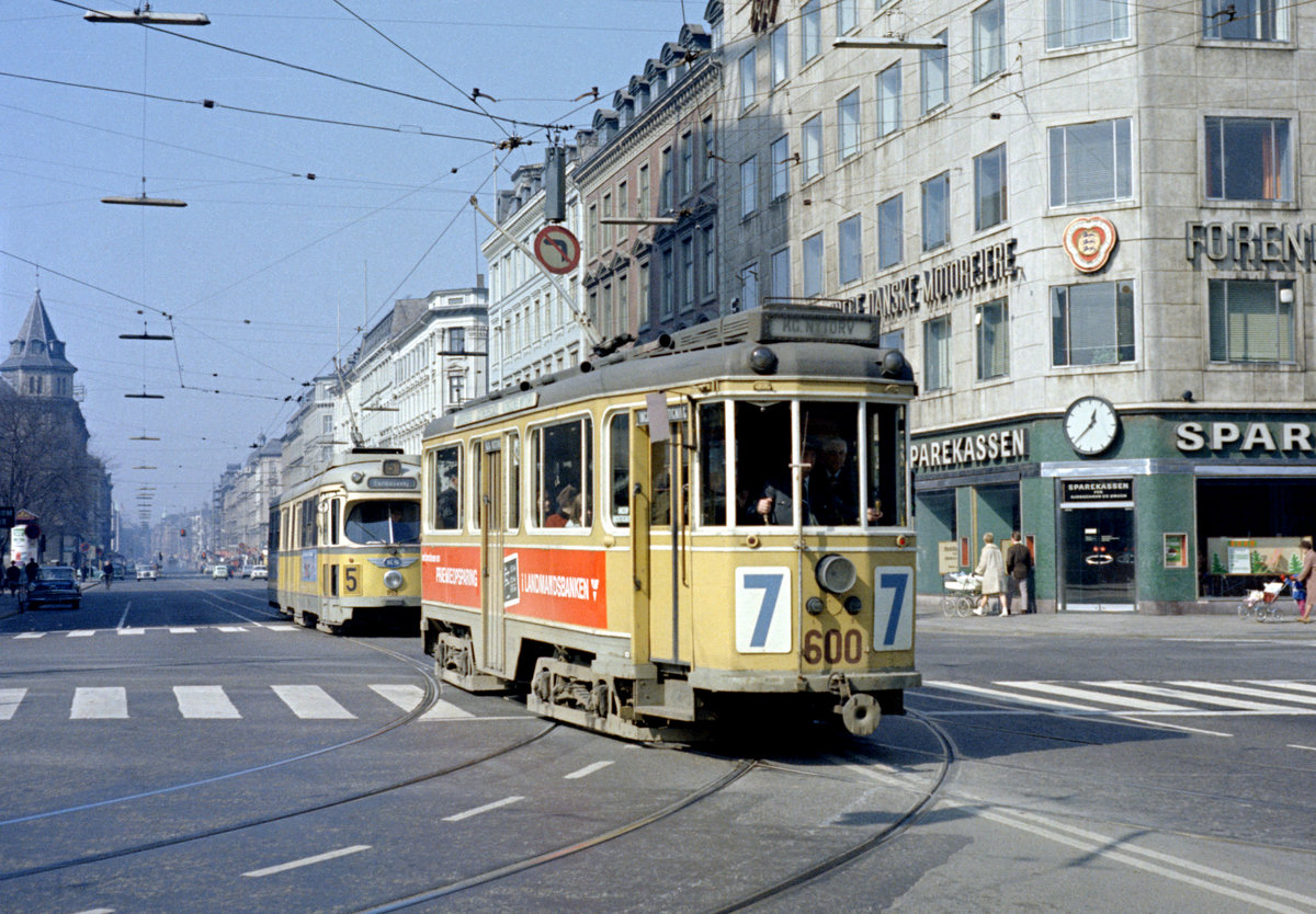 København / Kopenhagen Københavns Sporveje SL 7 (Tw 600) København K, Stadtzentrum, Frederiksborggade / Nørre Voldgade / Nørreport Station am 6. April (Ostersonntag) 1969. - Scan eines Farbnegativs. Film: Kodak Kodacolor X.