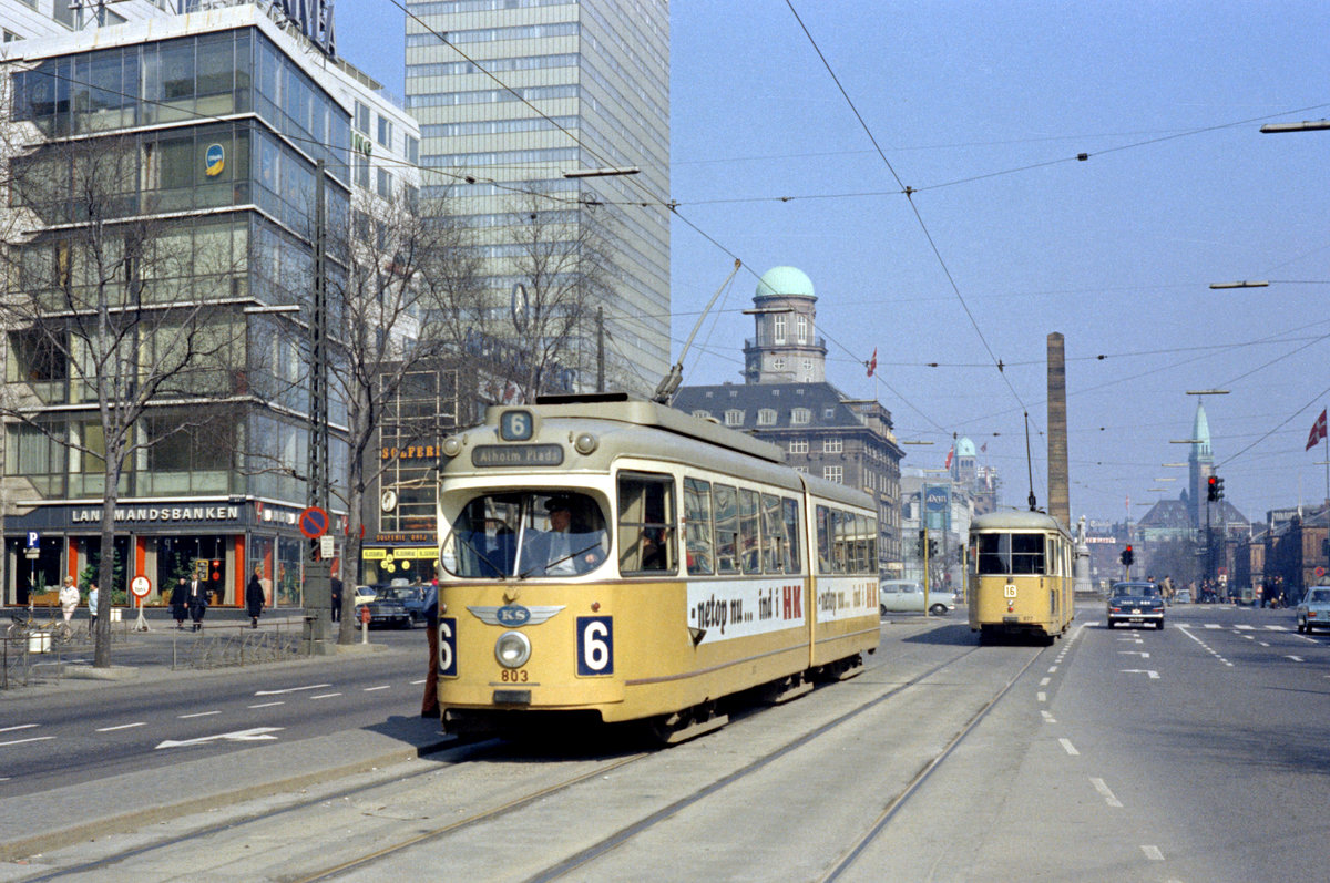 København / Kopenhagen Københavns Sporveje SL 6 (DÜWAG-GT6 803) København V, Vesterbro, Vesterbrogade / Trommesalen am 6. April (Ostersonntag) 1969. - Scan eines Farbnegativs. Film: Kodak Kodacolor X.