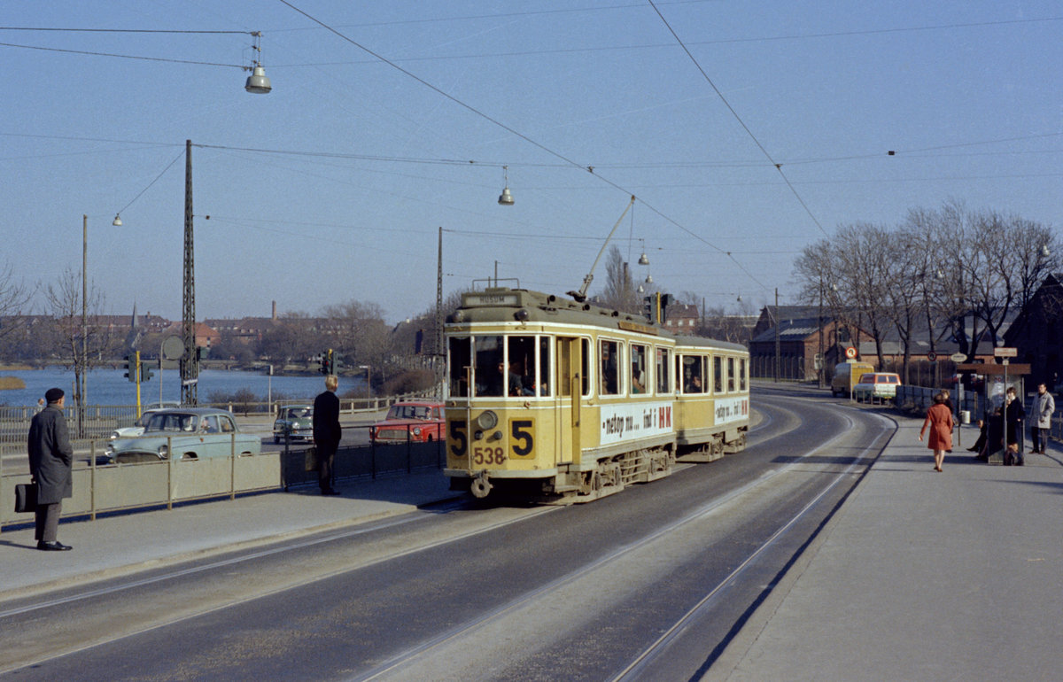København / Kopenhagen Københavns Sporveje SL 5 (Tw 538 + Bw 15xx) København S, Amager Boulevard / Thorshavnsgade am 9. April 1969. - Scan eines Farbnegativs. Film: Kodak Kodacolor X.
