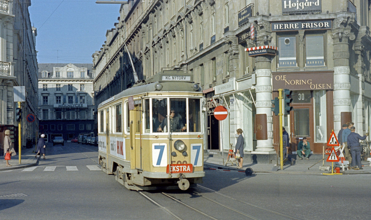 København / Kopenhagen Københavns Sporveje SL 7 (E-Wagen; Tw 598) København K, Stadtzentrum, Hovedvagtsgade / Kongens Nytorv am 17. April 1969. - Nächster Halt: Kongens Nytorv (Endstelle). - Man kann  Kongens Nytorv  durch 'der Neue Markt des Königs' übersetzen. Man begann 1670 den Platz zu ebnen und pflastern. Und schon 1672 wurde am Neuen Markt des Königs das Errichten eines Schlosses, das ab 1700 den Namen  Charlottenborg  erhielt, in Gang gesetzt. - Scan eines Farbnegativs. Film: Kodak Kodacolor X.