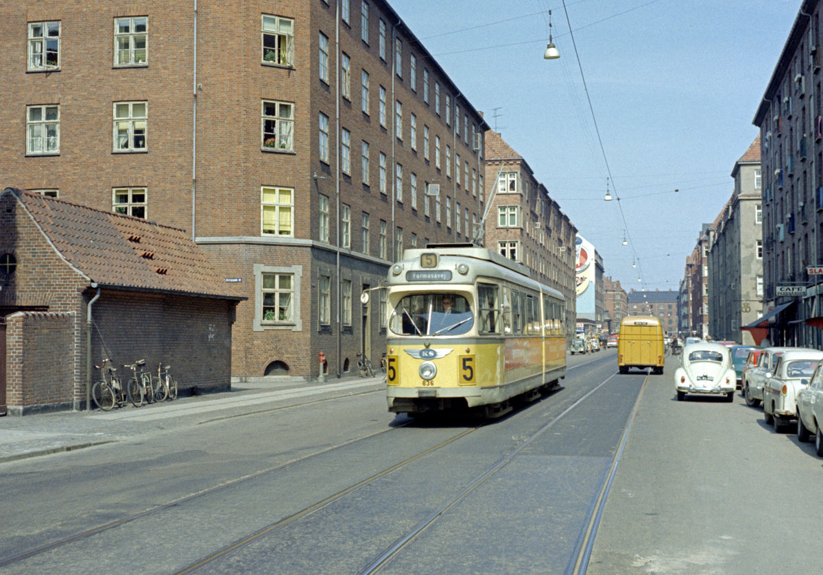 København / Kopenhagen Københavns Sporveje SL 5 (DÜWAG/Kiepe-GT6 836) København S, Sundbyøster, Østrigsgade am 1. Mai 1969. - Scan eines Farbnegativs. Film: Kodak Kodacolor X.