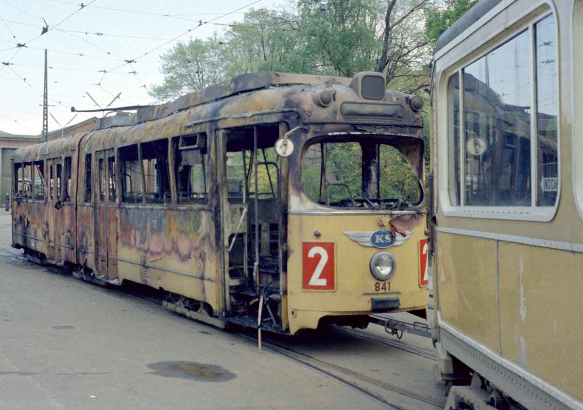 København / Kopenhagen Københavns Sporveje: Im Straßenbahnbetriebsbahnhof Sundby brannte am 22. Mai 1969 der DÜWAG/Kiepe-GT6 841 wegen Unvorsichtigkeit während Reparaturarbeiten völlig aus. - Das Bild wurde während des Rangierens des ausgebrannten GT6 im Betriebshof gemacht. - Scan eines Farbnegativs. Film: Kodak Kodacolor X.