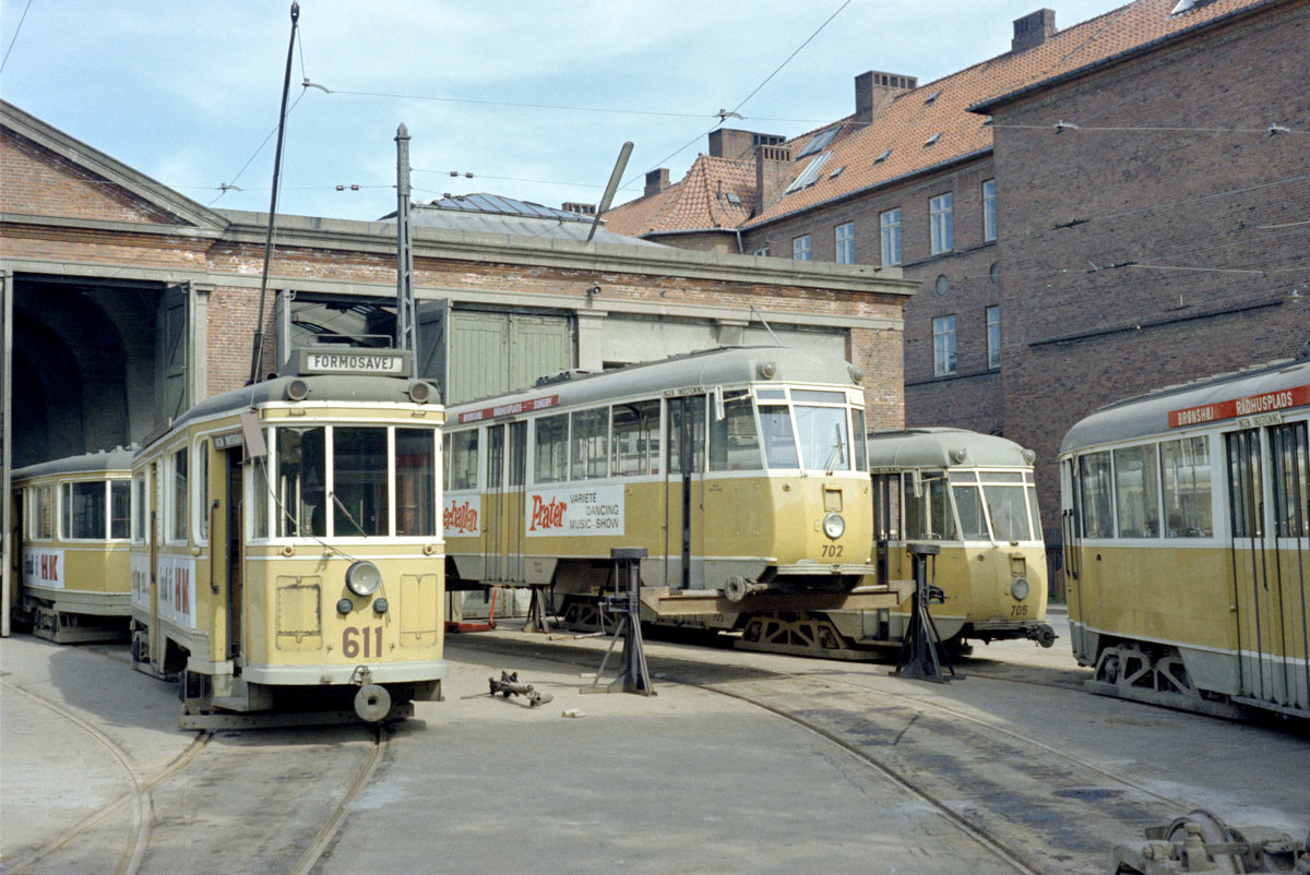 København / Kopenhagen Københavns Sporveje: Im Straßenbahnbetriebsbahnhof Sundby steht am 28. Mai 1969 der abgestellte Tw 611 mit einem Bw der Serie 1501 - 1583. Darüber hinaus befinden sich da auch drei Drehgestelltriebwagen der Serie 701 - 708, die auf ihre Verschrottung warten. - Scan eines Farbnegativs. Film: Kodak Kodacolor X.