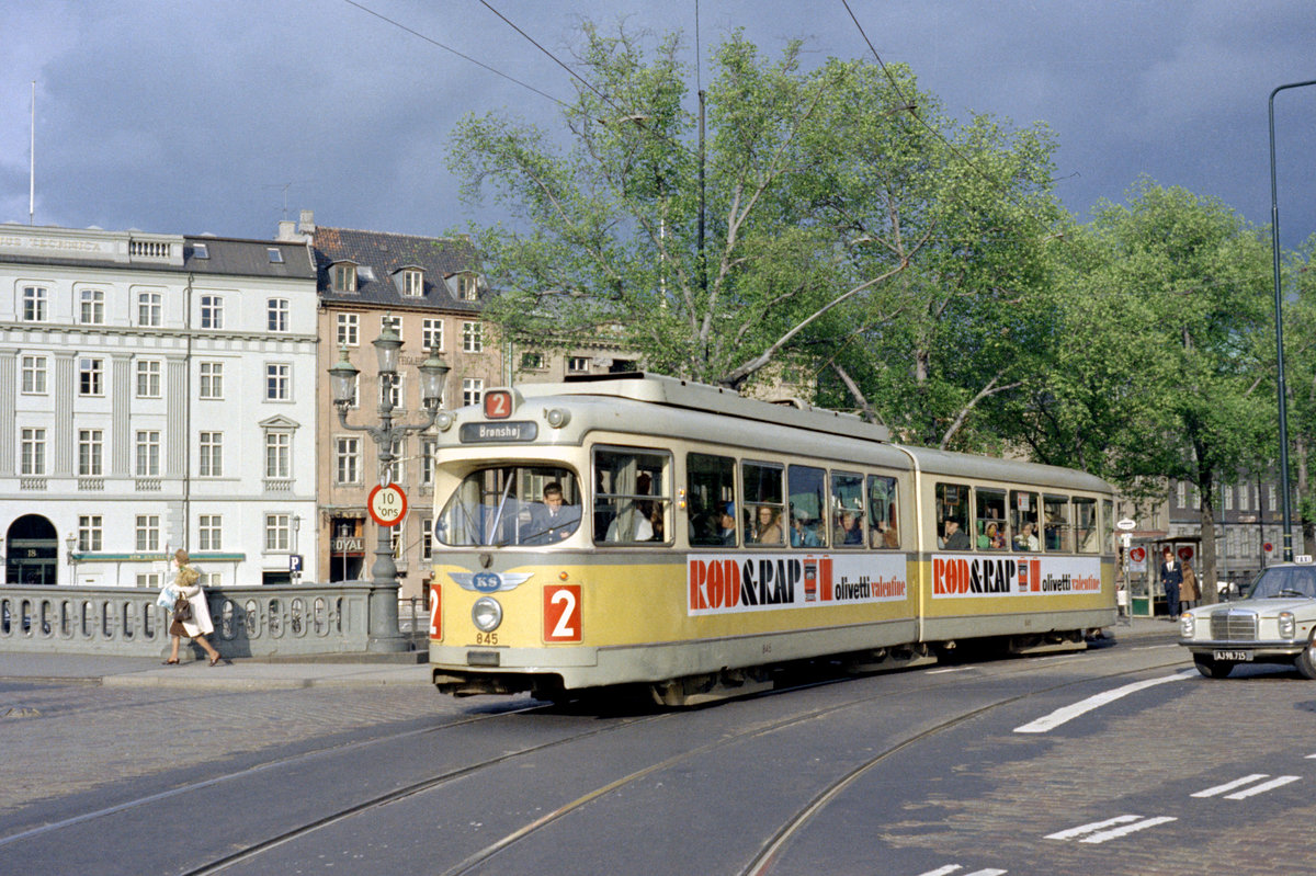 København / Kopenhagen Københavns Sporveje SL 2 (DÜWAG/Kiepe-GT6 845) København K, Slotsholmen, Christiansborg Slotsplads / Højbro / Vindebrogade am 1. Juni 1969. - Scan eines Farbnegativs. Film: Kodak Kodacolor X.