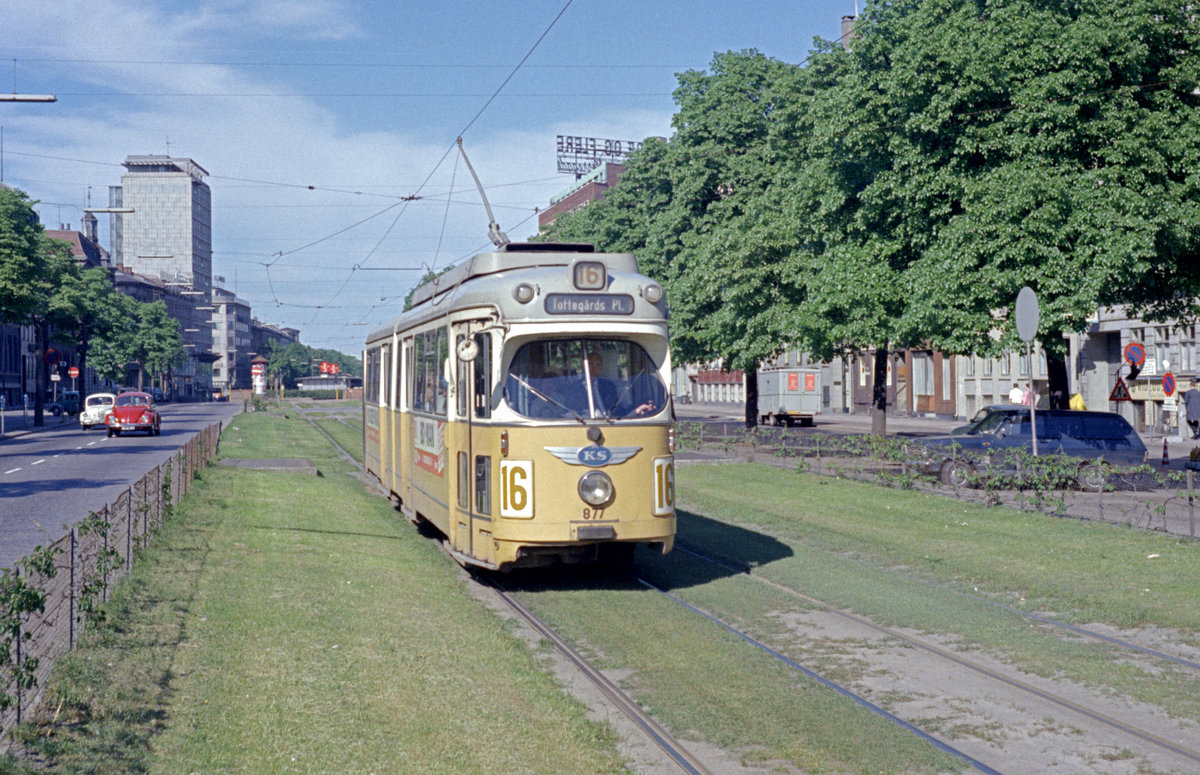 København / Kopenhagen Københavns Sporveje SL 16 (DÜWAG/Kiepe-GT6 877) København K, Nørre Voldgade am 8. Juni 1969. - Scan eines Farbnegativs. Film: Kodak Kodacolor X.