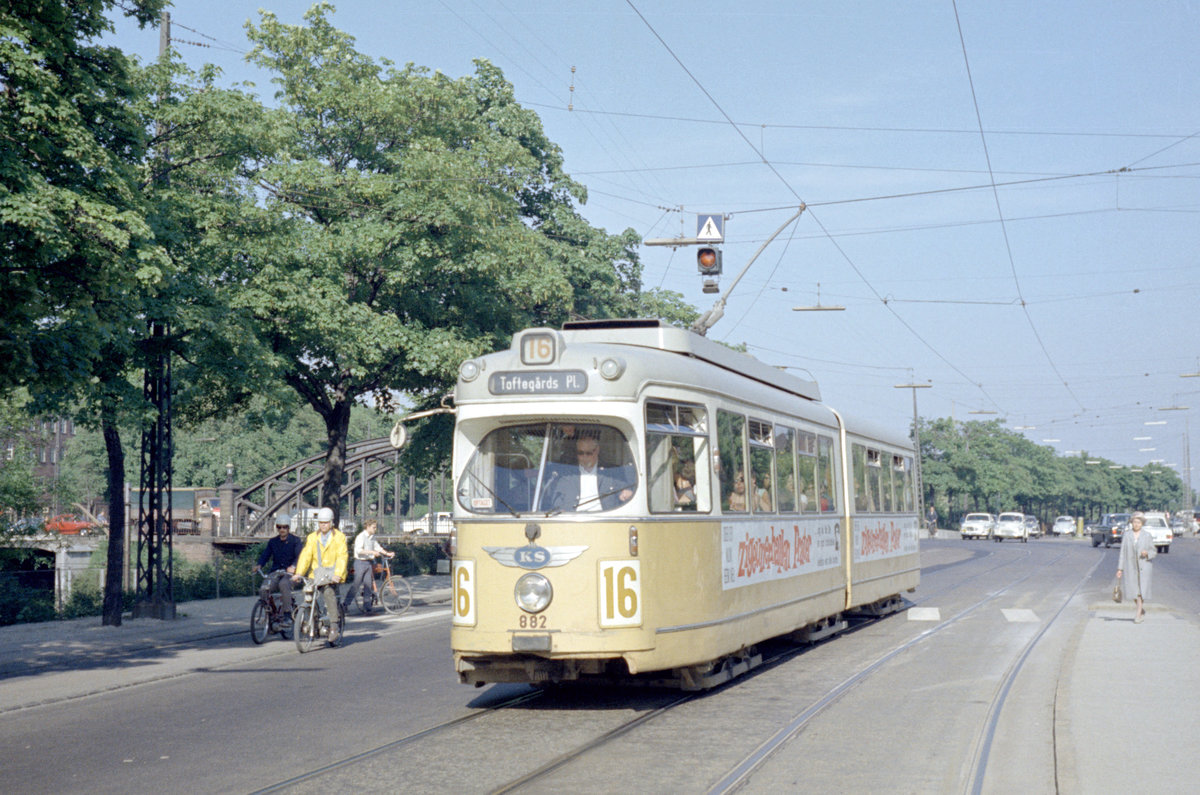 København / Kopenhagen Københavns Sporveje SL 16 (DÜWAG/Kiepe-GT6 882) København SV, Vigerslev Allé / Vestre Kirkegårds Allé am 12. Juni 1969. - Scan eines Farbnegativs. Film: Kodak Kodacolor X.