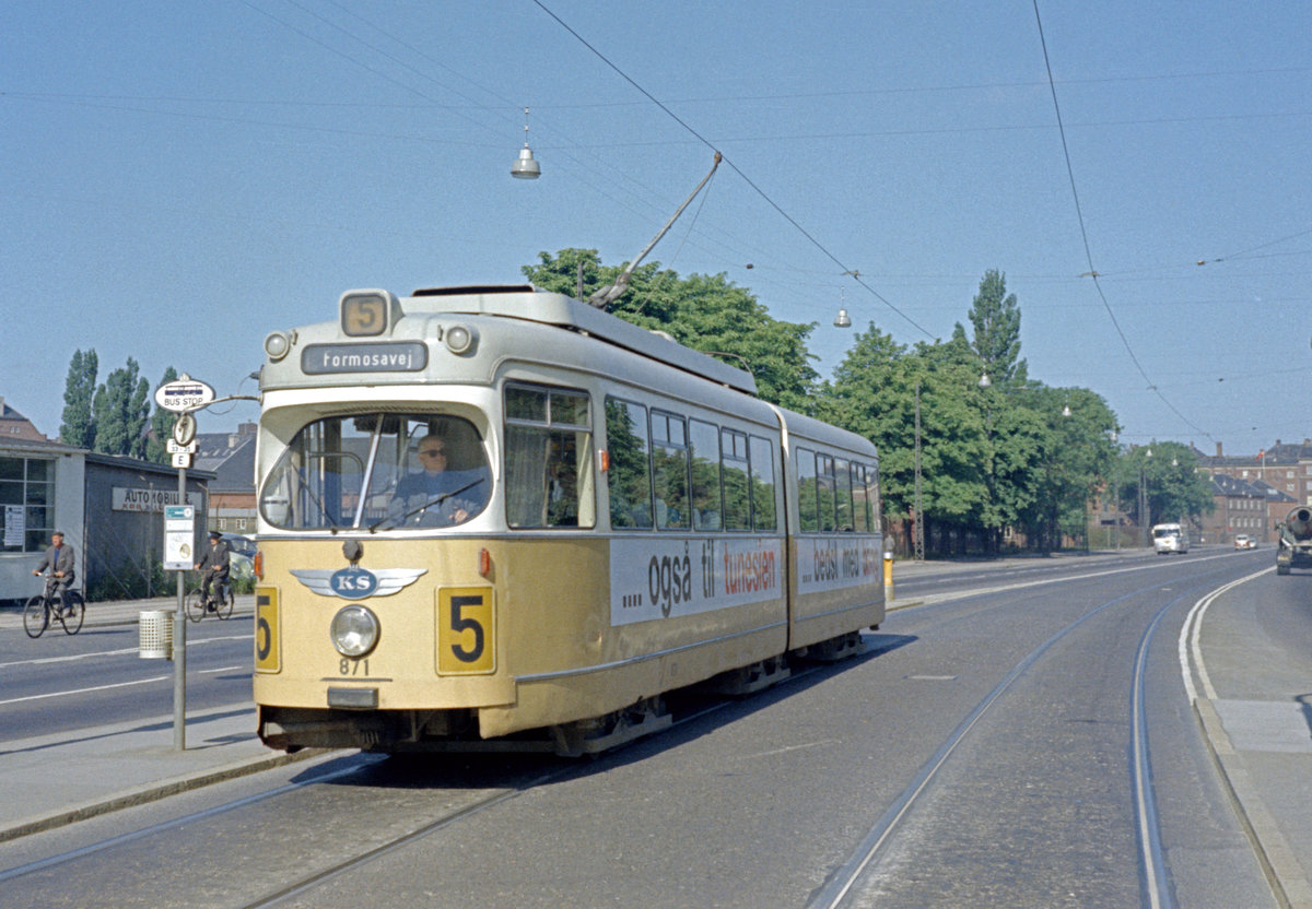 København / Kopenhagen Københavns Sporveje SL 5 (DÜWAG/Kiepe-GT6 871) København S, Amager Boulevard / Artillerivej im Juli 1969. - Scan eines Farbnegativs. Film: Kodak Kodacolor X.