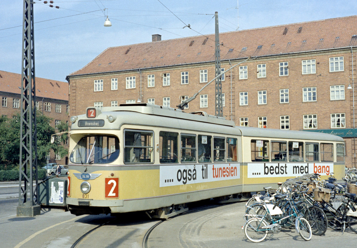 København / Kopenhagen Københavns Sporveje SL 2 (DÜWAG/Kiepe-GT6 831) København S, Sundbyvester, Sundbyvester Plads am 16. September 1969. - Scan eines Farbnegativs. Film: Kodak Kodacolor X. 