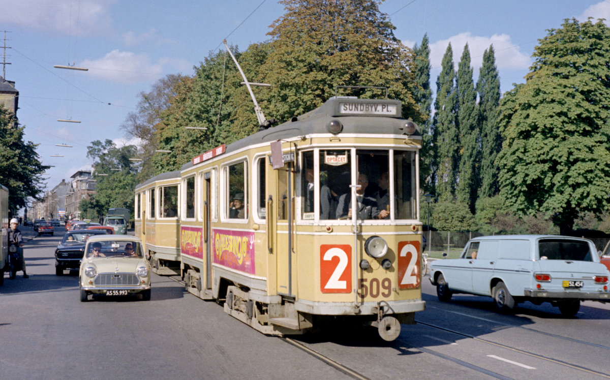København / Kopenhagen Københavns Sporveje SL 2 (Tw 509 + Bw 1503) Frederiksberg, Rolighedsvej / Landbohøjskolen / Bülowsvej am 28. September 1969. - Das Bild entstand während einer Sonderfahrt für Mitglieder der Sporvejshistorisk Selskab (: der Dänischen Gesellschaft für Straßenbahngeschichte). - Scan eines Farbnegativs. Film: Kodak Kodacolor X.