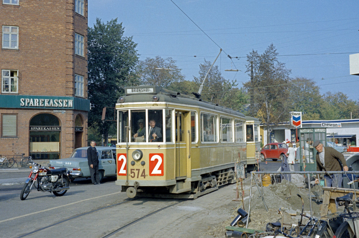 København / Kopenhagen Københavns Sporveje: Der Drehgestelltriebwagen 574 (mit dem Bw 15**) als SL 2 erreicht am 6. Oktober 1969 die Endstation am Sundbyvester Plads (Københavns S, Sundbyvester, Amagerbrogade / Sundbyvester Plads). - Scan eines Farbnegativs. Film: Kodak Kodacolor X.