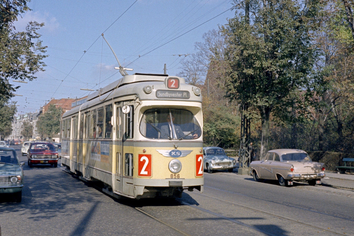 København / Kopenhagen Københavns Sporveje SL 2 (DÜWAG/Kiepe-GT6 856) København S, Sundbyøster, Amagerbrogade / Gimles Allé / Smyrnavej am 11. Oktober 1969. - Scan eines Farbnegativs. Film: Kodak Kodacolor X. 
