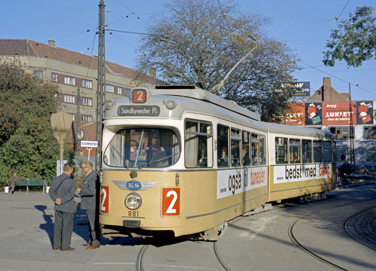 København / Kopenhagen Københavns Sporveje SL 2 (DÜWAG/Kiepe-GT6 881) Brønshøj, Brønshøj Torv (Endstation der SL 2) am 11. Oktober 1969. - Scan eines Farbnegativs. Film: Kodak Kodacolor X.