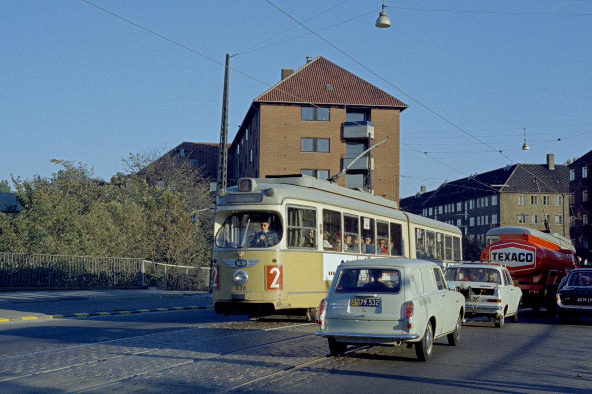 København / Kopenhagen Københavns Sporveje SL 2 (DÜWAG/Kiepe-GT6 838) Vanløse, Godthåbsvej / Godthåbsvej Station am 11. Oktober 1969. - Der S-Bf  Godthåbsvej Station  heißt heute  Grøndal Station  - die S-Bahnlinie F bedient heute wie auch damals diesen Bahnhof, den man eher einen Haltepunkt benennen sollte. - Scan eines Farbnegativs. Film: Kodak Kodacolor X.