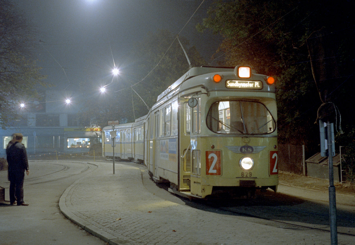 København / Kopenhagen Københavns Sporveje SL 2 (DÜWAG/Kiepe-GT6 829) Brønshøj, Brønshøj Torv / Brønshøjvej am 18. Oktober 1969. - Scan eines Farbnegativs. Film: Kodak Kodacolor X.