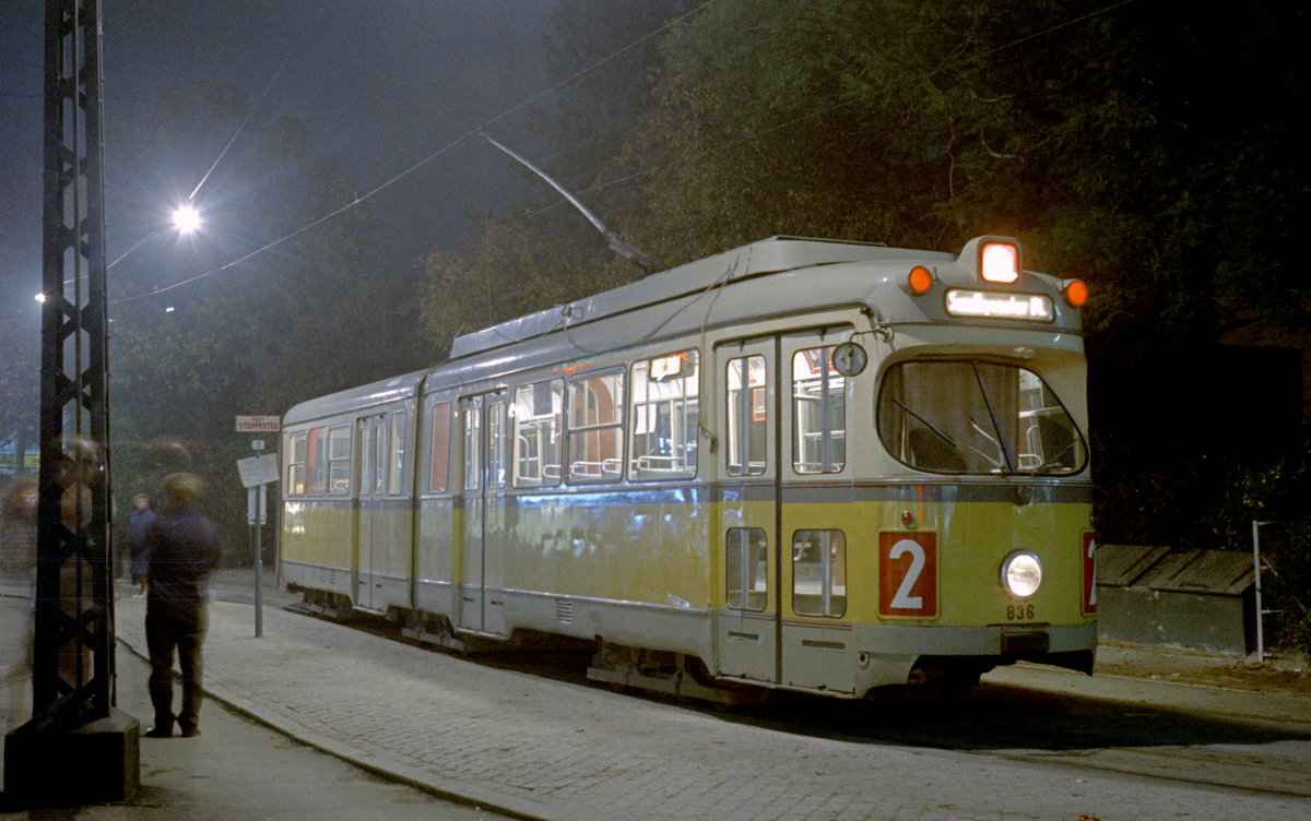 København / Kopenhagen Københavns Sporveje am 18. Oktober 1969: Am späten Abend des letzten Betriebstages der SL 2 steht der DÜWAG/Kiepe-GT6 836 in der Endstellenschleife am Brønshøj Torv bereit. Dieser Zug führte den vorletzten Kurs der SL 2 von Brønshøj in Richtung Sundbyvester Plads durch. - Scan eines Farbnegativs. Film: Kodak Kodacolor X.