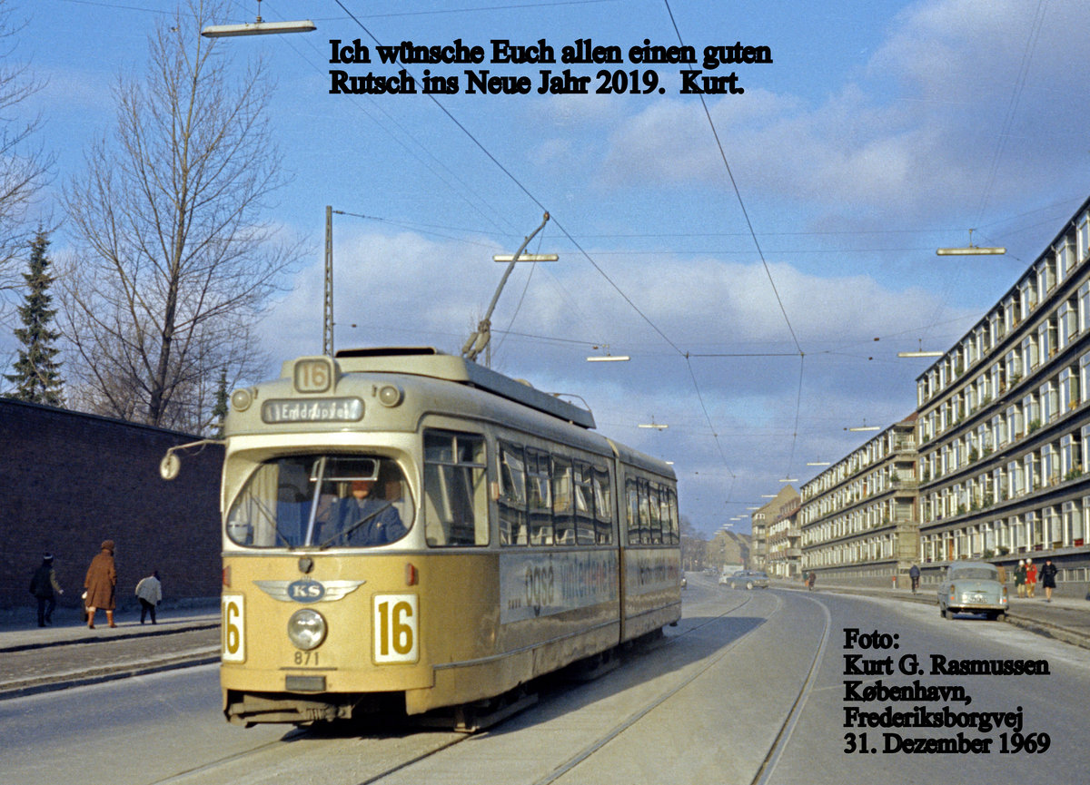 København / Kopenhagen Københavns Sporveje (KS) SL 16 (DÜWAG/Kiepe-GT6 871) København NV, Bispebjerg, Frederiksborgvej am 31. Dezember 1969. - Im Dezember 1969 war es noch möglich, in Kopenhagen Straßenbahnfotos zu machen. Nachdem zwei wichtige Straßenbahnlinien, die Linien 6 und 2, in diesem Jahr (im April bzw. im Oktober) verschwunden waren, gab es aber nur noch die Linien 5, 7 und 16. - Mit diesem Foto von einem DÜWAG-Gelenktriebwagen auf der KS SL 16 möchte ich allen Bahnfotografen einen guten Rutsch ins Neue Jahr 2019 wünschen. Hoffentlich habt ihr einige ruhige, erholsame und schöne Tage zu und nach Weihnachten gehabt. - Scan eines Farbnegativs. Film: Kodak Kodacolor X.