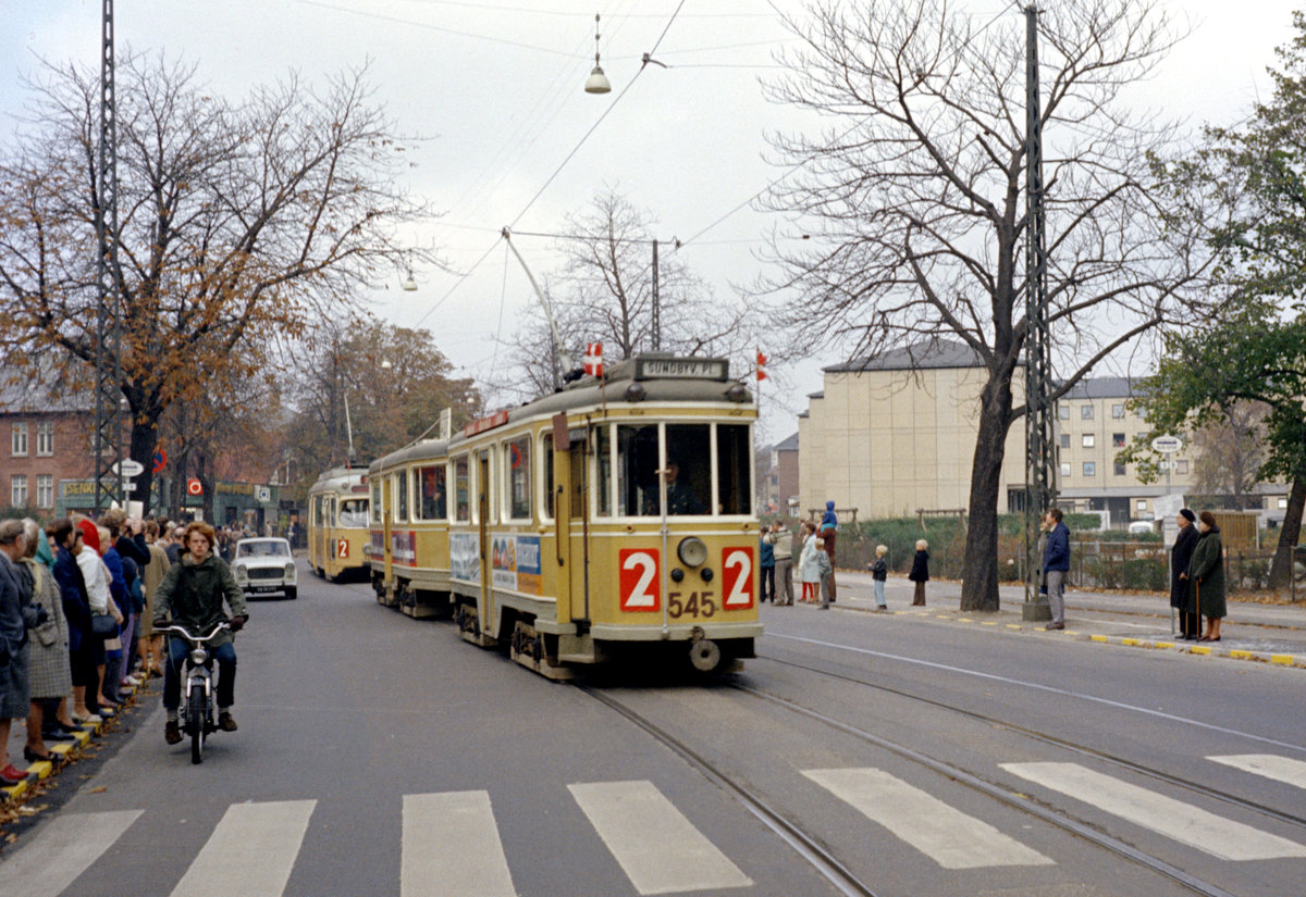 København / Kopenhagen Københavns Sporveje: Kavalkade von Straßenbahnfahrzeugen anlässlich der Einstellung der SL 2. - Motiv: Tw 545 mit dem Bw 15xx. Ort: Vanløse, Godthåbsvej. Datum: 19. Oktober 1969. - Scan eines Farbnegativs. Film: Kodak Kodacolor X.