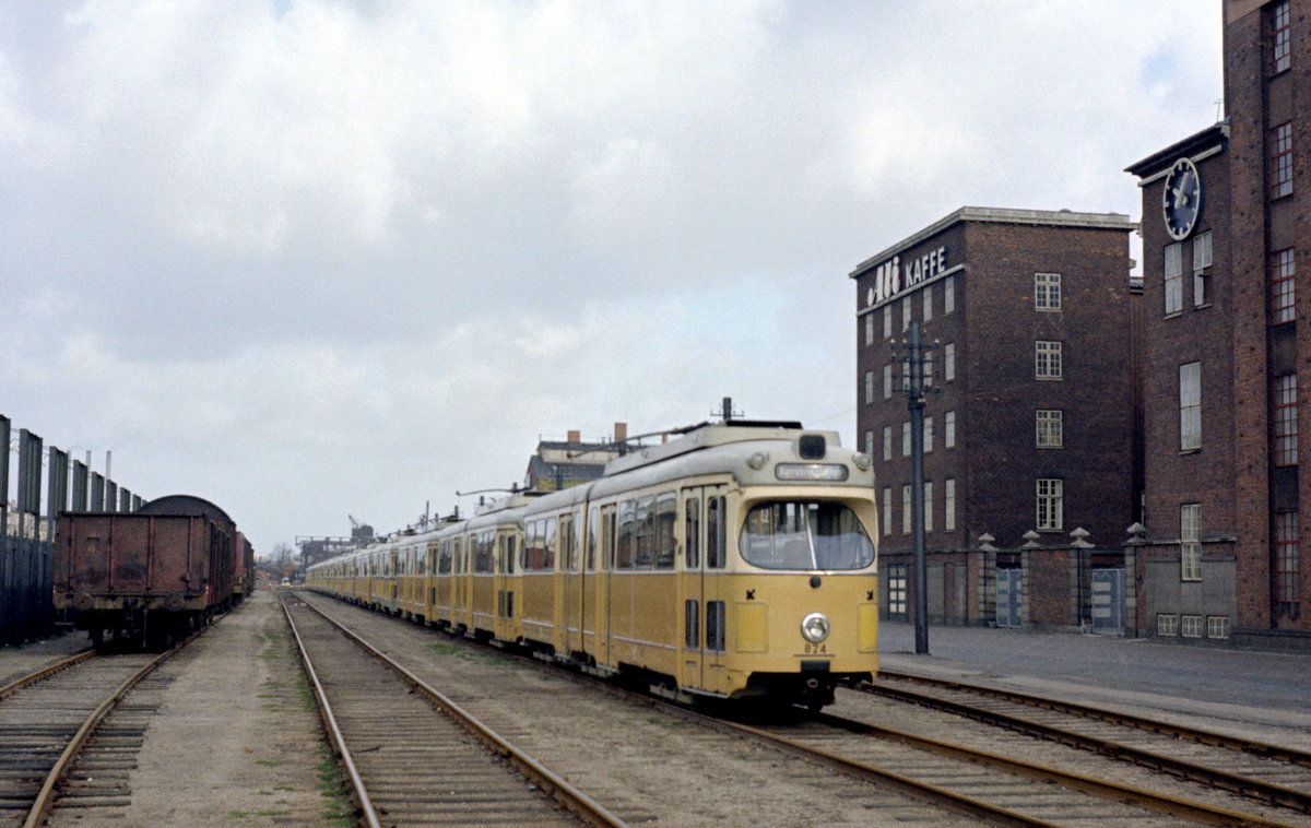 København / Kopenhagen Københavns Sporveje: 1969 wurden die DÜWAG-GT6 801-840 und 842-851 der Straßenbahn in der ägyptischen Stadt Alexandria übereignet. - Der GT6 824 und viele andere Gelenktriebwagen stehen am 26. Oktober 1969 im Kopenhagener Freihafen, während sie auf die Verschiffung nach Ägypten warten. - Scan eines Farbnegativs. Film: Kodak Kodacolor X.