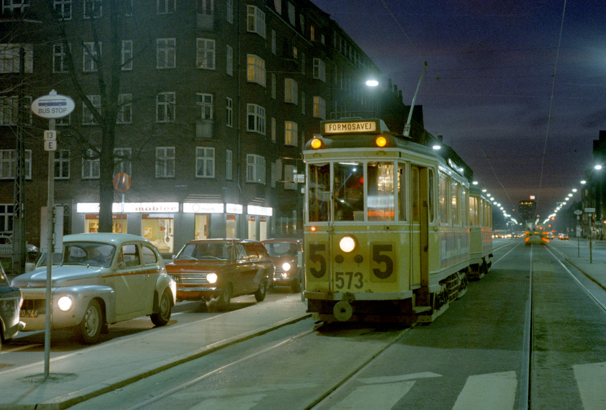København / Kopenhagen Københavns Sporveje SL 5 (Tw 573 + Bw 15xx) København S, Amagerbro, Amager Boulevard / Amagerbrogade am 13. November 1969. - Scan eines Farbnegativs. Film: Kodak Kodacolor X.