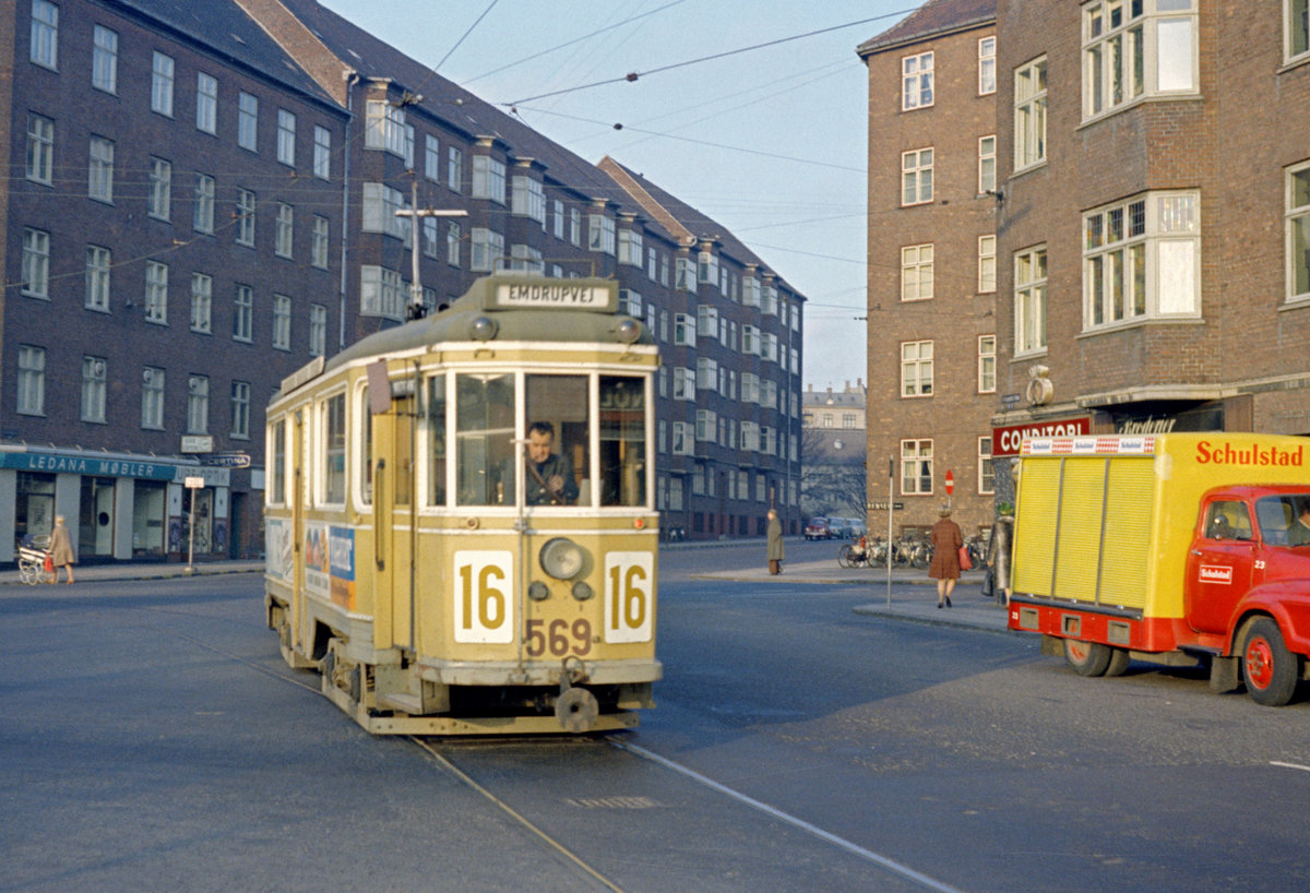 København / Kopenhagen Københavns Sporveje SL 16 (Tw 569 + Bw 15xx) Valby, Toftegårds Plads im November 1969. - Scan eines Farbnegativs. Film: Kodak Kodacolor X.