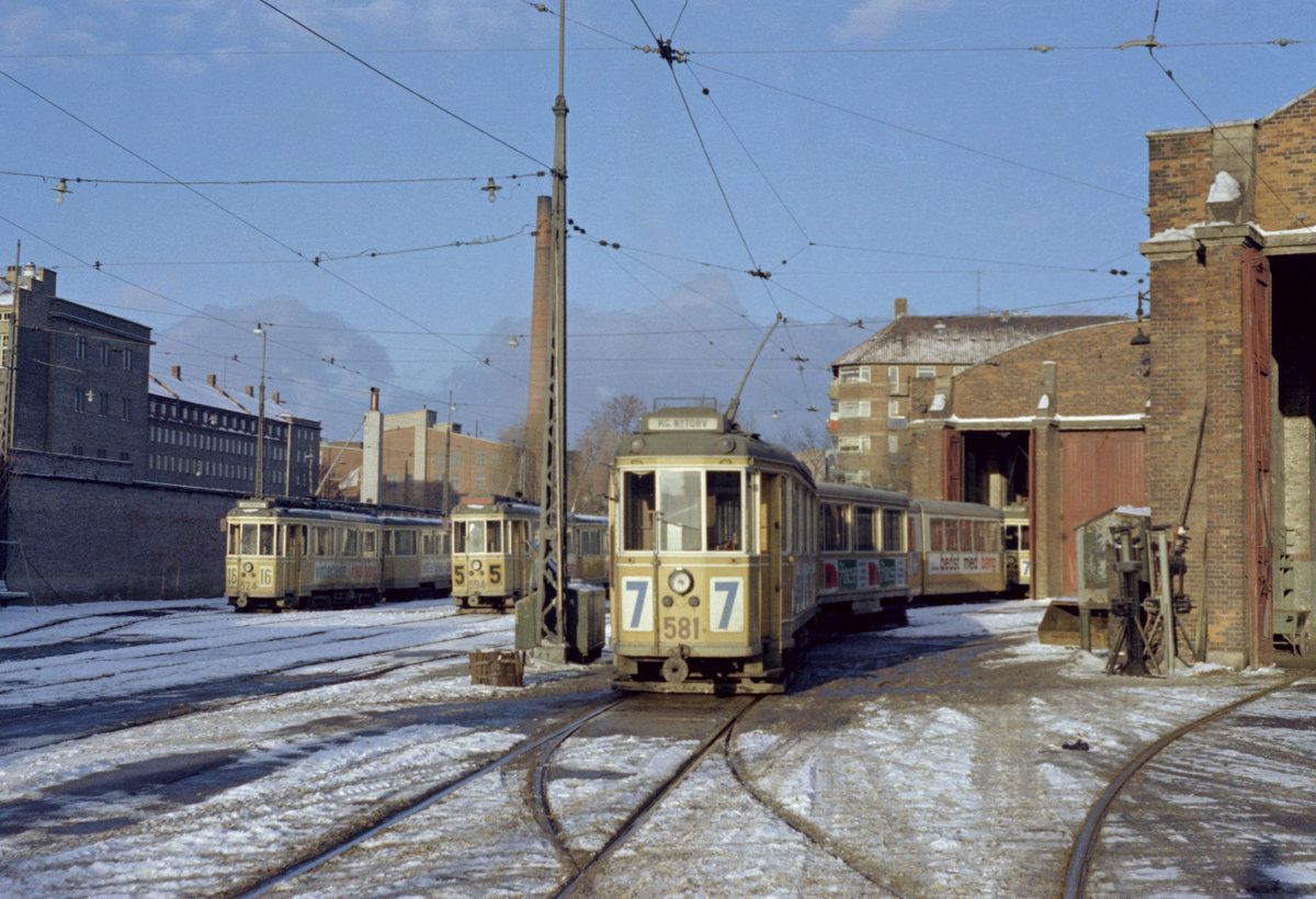 København / Kopenhagen Københavns Sporveje: Nach der Stillegung der SL 2 im Oktober 1969 gab es nur noch drei Straßenbahnlinien in Kopenhagen, die alle auf diesem Bild vertreten sind, nämlich 5, 7 und 16. - Am 2. Januar 1970 stehen u.a. die Drehgestellgarnituren 581 + 15** als SL 7 (im Vordergrund), 594 + 15** als SL 5 und 524 + 15** als SL 16 (beide Züge im Hintergrund) im Straßenbahnbetriebsbahnhof Nørrebro. - Scan eines Farbnegativs. Film: Kodak Kodacolor X.