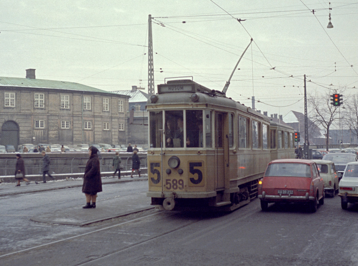 København / Kopenhagen Københavns Sporveje SL 5 (Tw 589 + Bw 15**) København K, Zentrum, Rådhusstræde / Nybrogade am 13. Februar 1970. - Scan eines Farbnegativs. Film: Kodak Kodacolor X.