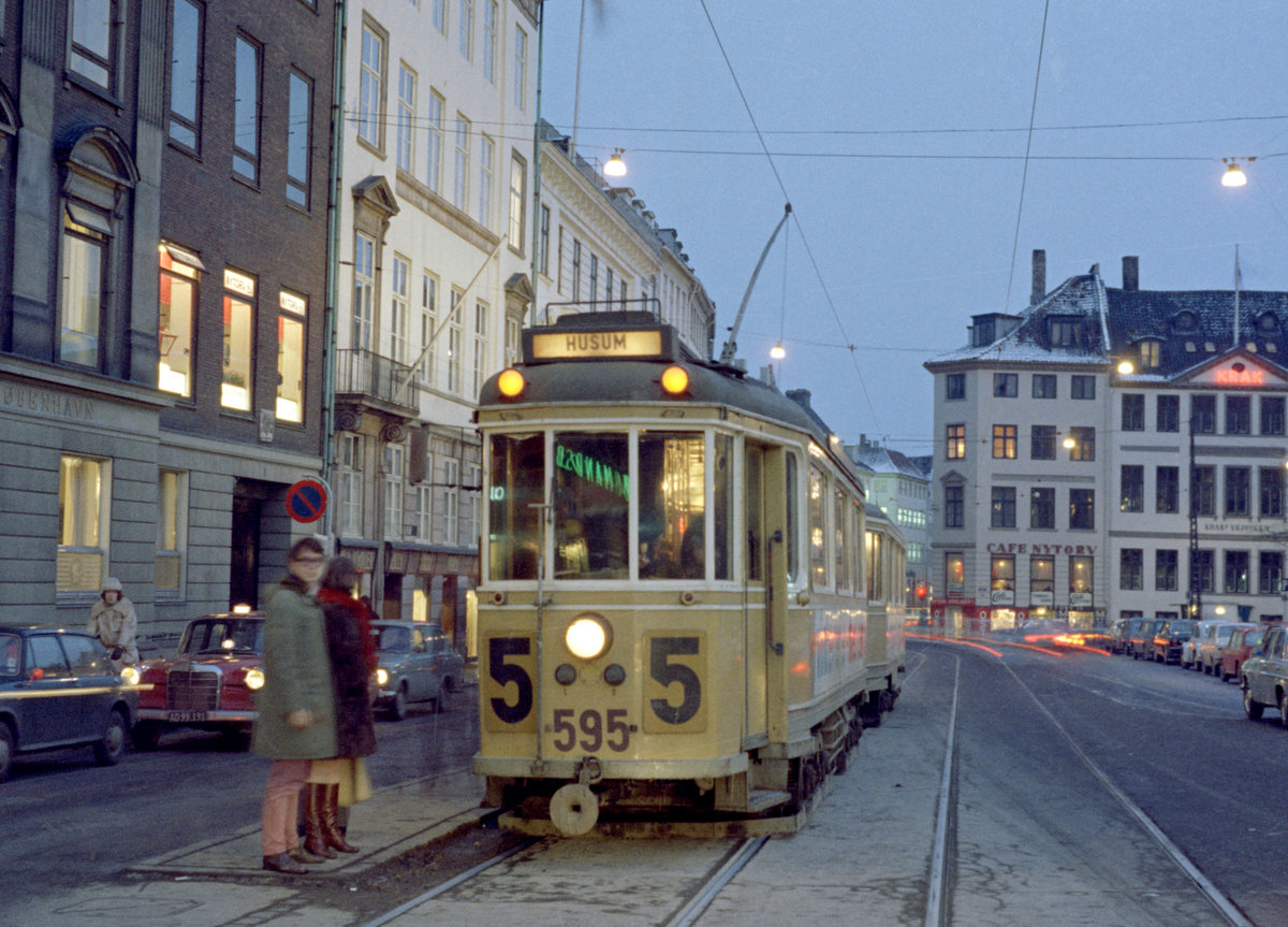 København / Kopenhagen Københavns Sporveje SL 5 (Tw 595 + Bw 15**) København K, Zentrum, Nytorv (: Neuer Markt) / Nygade / Gammeltorv (: Alter Markt) / Frederiksbergade am 13. Februar 1970. - Scan eines Farbnegativs. Film: Kodak Kodacolor X.