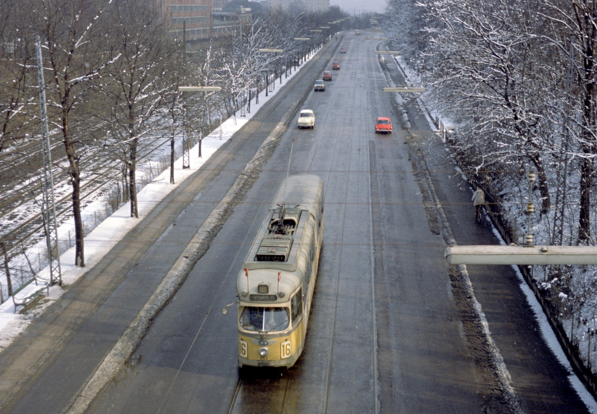 København / Kopenhagen Københavns Sporveje SL 16 (DÜWAG/Kiepe-GT6 853) Vigerslev Allé am 28. März 1970. - Scan eines Farbnegativs. Film: Kodak Kodacolor X.