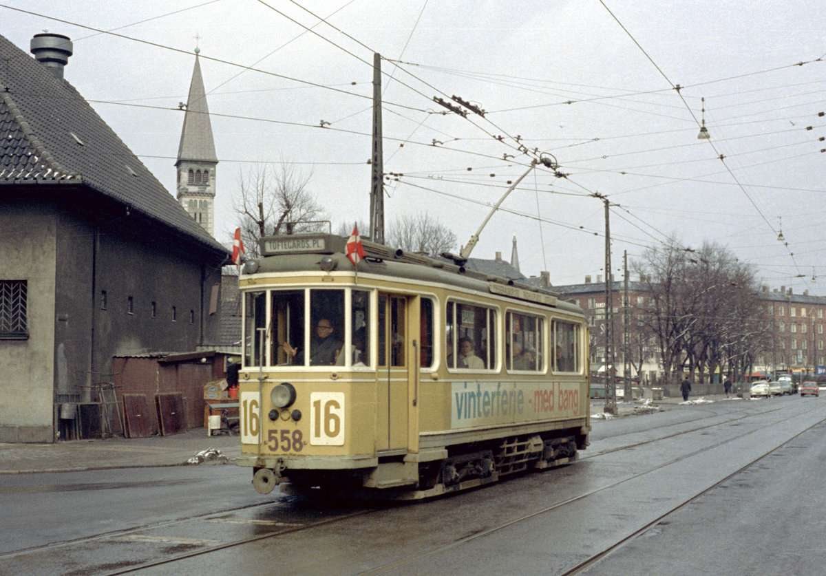 København / Kopenhagen Københavns Sporveje SL 16 (Tw 558) København V, Vesterbro, Enghave Plads am 28. März 1970. - Scan eines Farbnegativs. Film: Kodak Kodacolor X.
