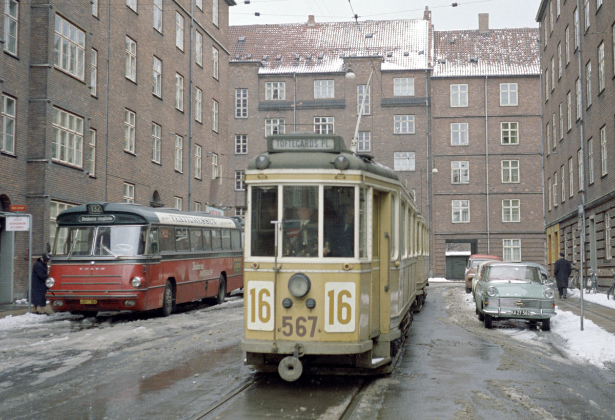 København / Kopenhagen Københavns Sporveje: Am 5. April 1970 gab es eine Sonderfahrt auf der 
SL 16 mit einer Drehgestellwagengarnitur bestehend aus dem Tw 567 und dem Bw 1548 für die Mitglieder der Sporvejshistorisk Selskab (: der Dänischen Gesellschaft für Straßenbahngeschichte). Auf dem Bild befindet sich der Zug auf dem Sibbernsvej im Stadteil Valby. - Scan eines Farbnegativs. Film: Kodak Kodacolor X.