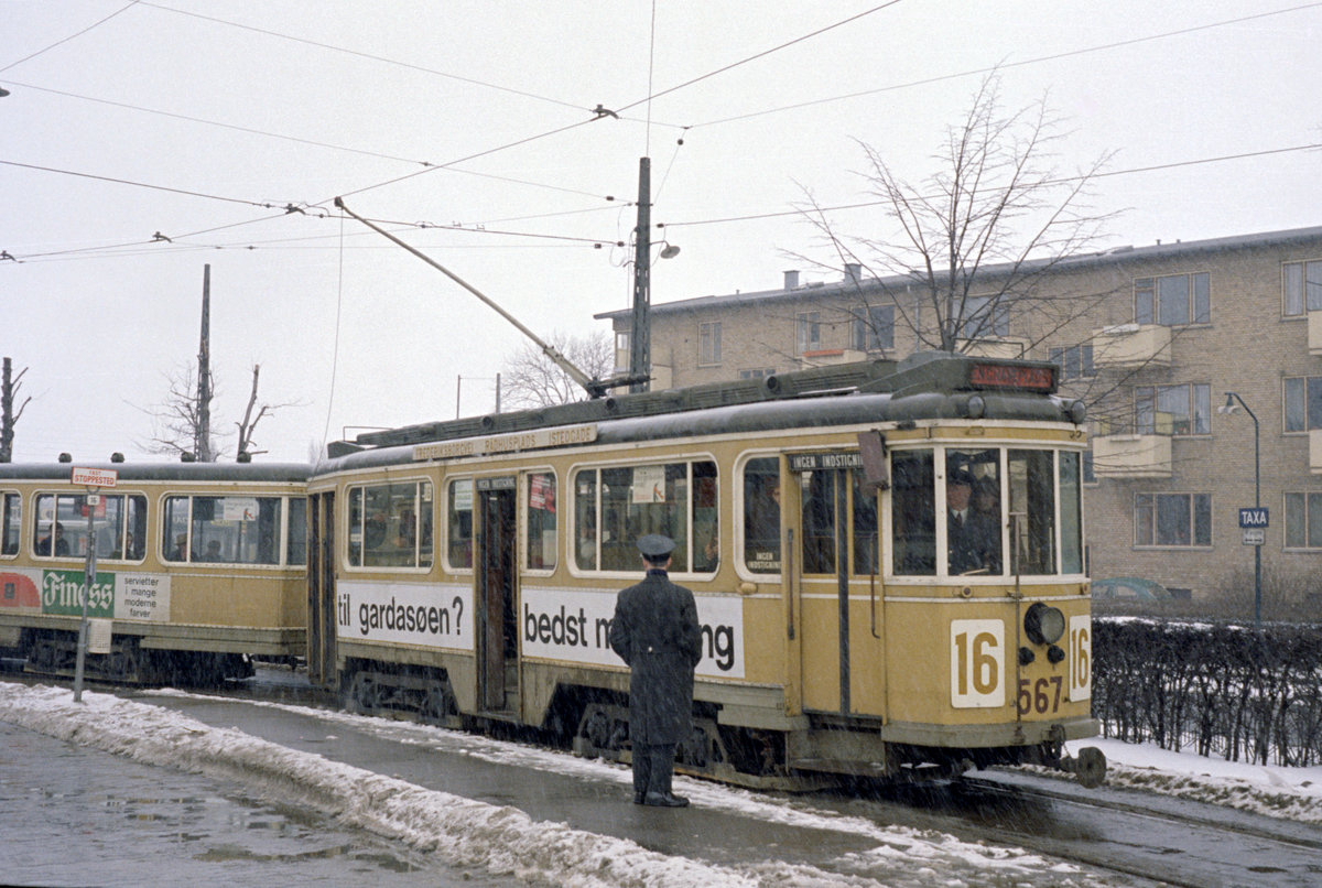 København / Kopenhagen Københavns Sporveje: Auf der SL 16 fuhr am 5. April 1970 ein Sonderzug bestehend aus dem Tw 567 und dem Bw 1548 für die Mitglieder der Sporvejshistorisk Selskab (: der Dänischen Gesellschaft für Straßenbahngeschichte). Auf dem Foto hält der Sonderzug in der Endstation Emdrupvej. - Scan eines Farbnegativs. Film: Kodak Kodacolor X.