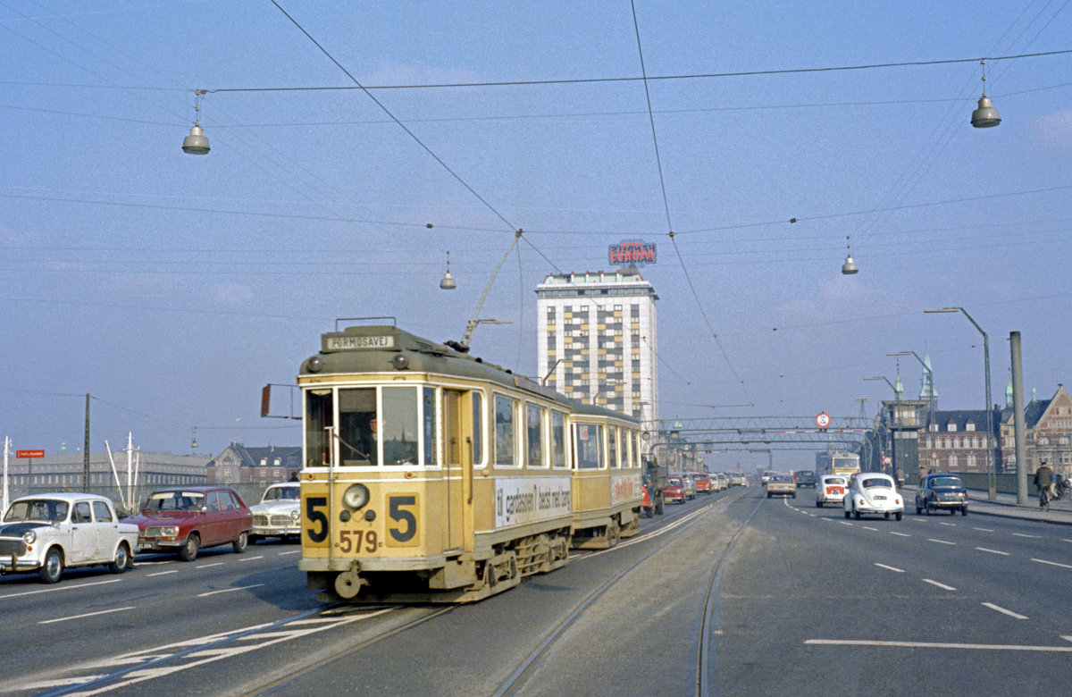 København / Kopenhagen Københavns Sporveje SL 5 (Tw 579 + Bw 15**) Langebro am 13. April 1970. - Scan eines Farbnegativs. Film: Kodak Kodacolor X.