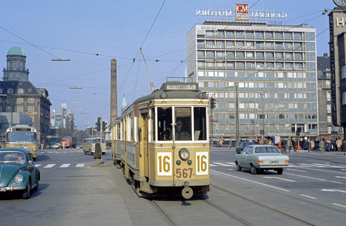 København / Kopenhagen Københavns Sporveje SL 16 (Tw 567 + Bw 15**) København V, Vesterbro, Vesterbrogade / Meldahlsgade am 13. April 1970. - Im Hintergrund sieht man u.a.  Frihedsstøtten , einen obeliskenförmigen Pfeiler, der 1797 als Erinnerung an die Bauernemanzipation errichtet wurde. - Scan eines Farbnegativs. Film: Kodak Kodacolor X.