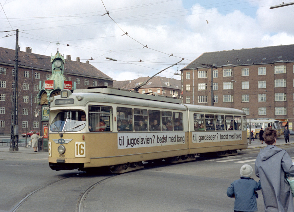 København / Kopenhagen Københavns Sporveje SL 16 (DÜWAG/Kiepe-GT6 890) Valby, Toftegårds Plads / Vigerslev Allé am 24. April 1970. - Scan eines Farbnegativs. Film: Kodak Kodacolor X.