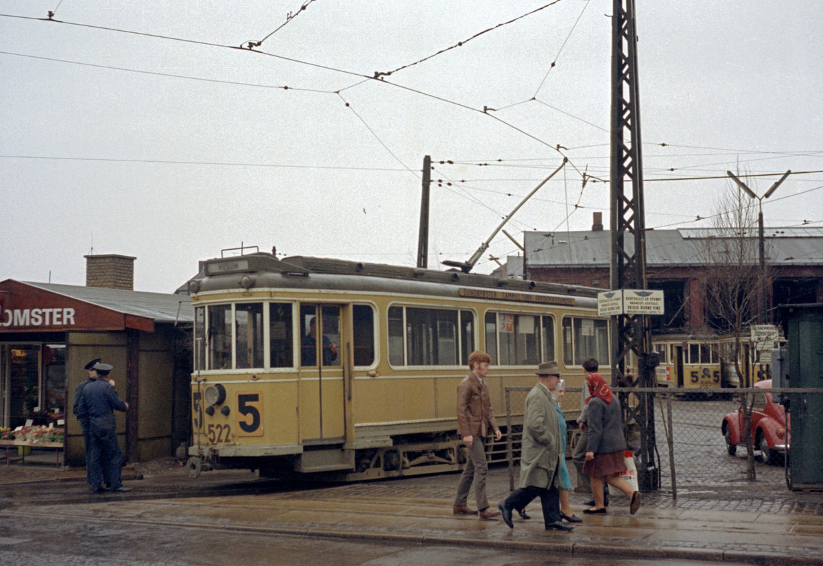 København / Kopenhagen Københavns Sporveje SL 5 (Tw 522 + Bw 15**) København N, Nørrebro, Nørrebrogade / Nørrebro Remise (: Straßenbahnbetriebsbahnhof Nørrebro), Ausfahrt, am 25. April 1970. - Scan eines Farbnegativs. Film: Kodak Kodacolor X.