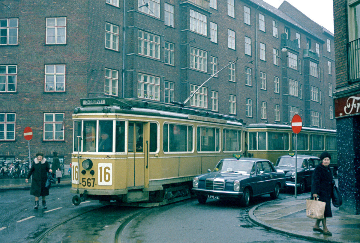 København / Kopenhagen Københavns Sporveje SL 16 (Tw 567 + Bw 15**) Valby, Sibbernsvej am 25. April 1970. - Scan eines Farbnegativs. Film: Kodak Kodacolor X.