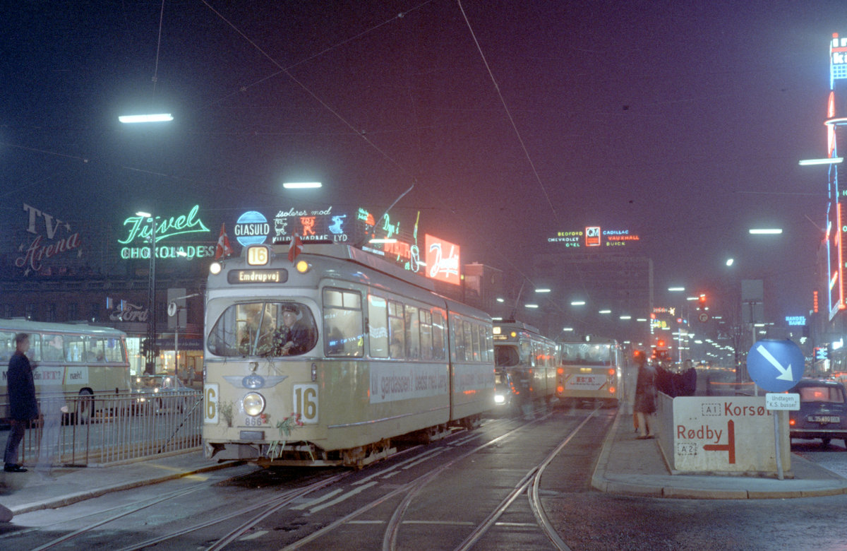 København / Kopenhagen Københavns Sporveje: Der DÜWAG/Kiepe-GT6 866 hat als der letzte Zug der SL 16 von Valby (Toftegårds Plads) nach Emdrup (Emdrupvej) den Kopenhagener Rathausplatz erreicht - der folgende Zug, den man hinter dem Tw 866 (und einem Polizeiauto) sehen kann, fuhr nur bis zum S-Bahnhof Nørrebro. - Scan eines Farbnegativs. Film: Kodak Kodacolor X.