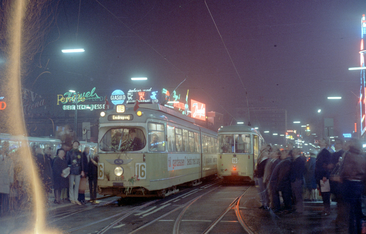 København / Kopenhagen Københavns Sporveje SL 16: Die letzten Züge in Richtung Emdrupvej (DÜWAG/Kiepe-GT6 866) und Toftegårds Plads (DÜWAG/Kiepe-GT6 900) treffen sich am 26. April 1970 um etwa 00:30 am Kopenhagener Rathausplatz. - Scan eines Farbnegativs. Film: Kodak Kodacolor X.