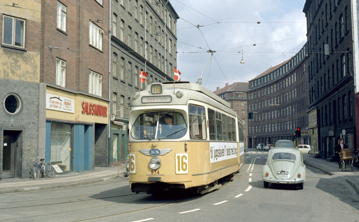 København / Kopenhagen Københavns Sporveje am 26. April 1970: Nachdem der DÜWAG/Kiepe-GT6 874 an der Straßenbahnkavalkade anlässlich der Umstellung der SL 16 auf Dieselbusbetrieb teilgenommen hatte,  kehrte er zum Straßenbahnbetriebsbahnhof Nørrebro zurück. Um in den Betriebsbahnhof einfahren zu können, fuhr der GT6 über die Schleife Hyltebro / Lundtoftegade am S-Bahnhof Nørrebro, die im normalen Betrieb von der SL 7 als Endstellenschleife verwendet wurde. Auf dem Foto befindet sich der GT6 874 in der kurzen Straße Hyltebro. - Scan eines Farbnegativs. Film: Kodak Kodacolor X. 